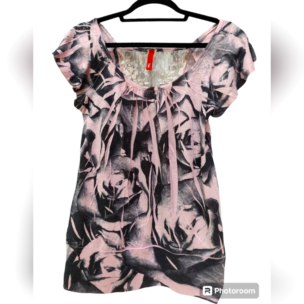 Short sleeve | Ruffly trim